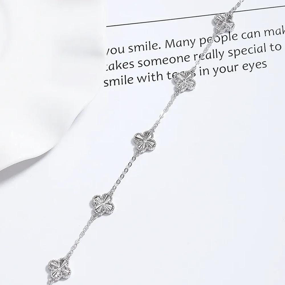VEYENA Lucky Clover Chain Bracelet - Details