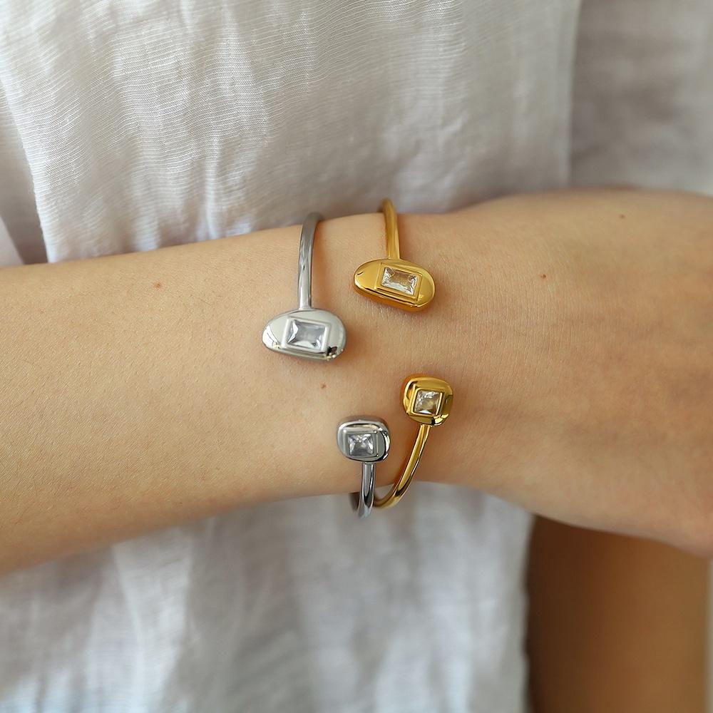 VEYENA Zircon Open Elastic Bangle - Details