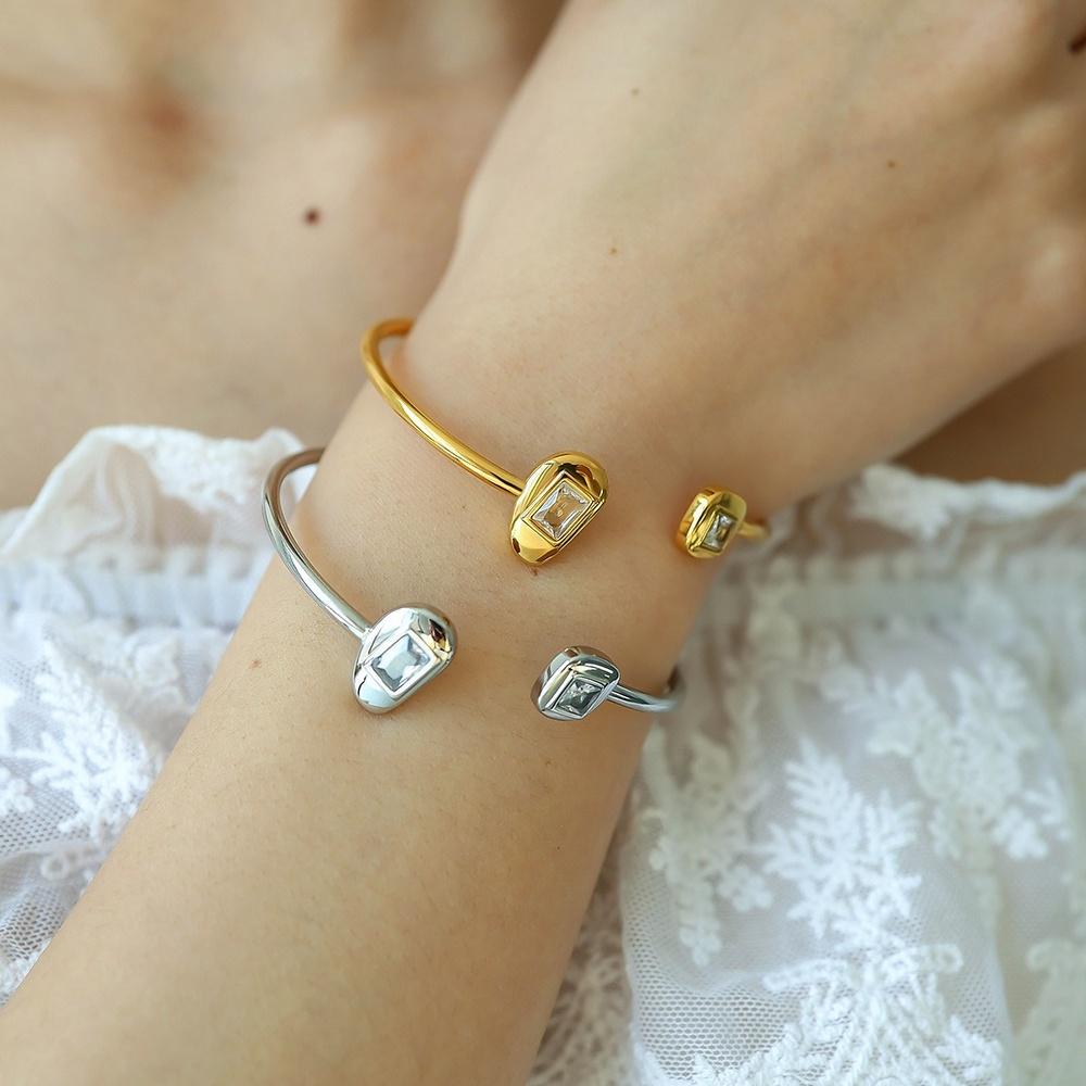 VEYENA Zircon Open Elastic Bangle - Details