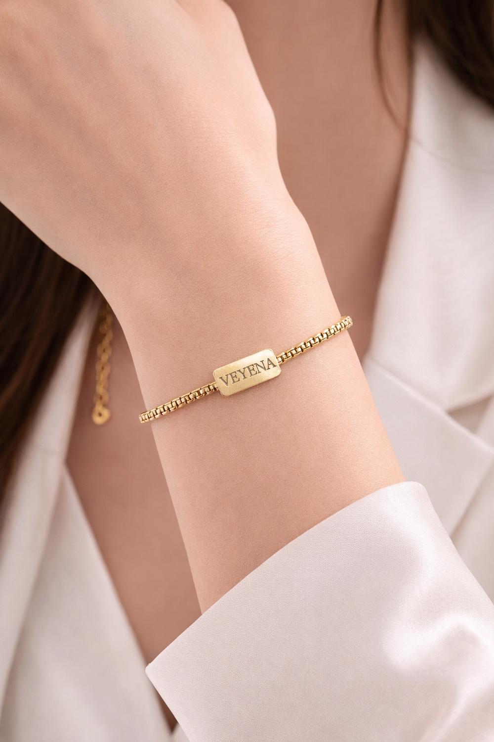 VEYENA Personalized Multi-Tag Chain Bracelet - Details